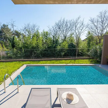 Quercus Village With Private Pool Apartment *